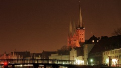 Die Kirchen St. Marien und St. Petri in Lübeck in abendlicher Beleuchtung. 