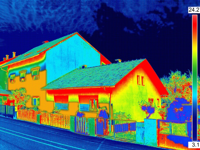 Infrarot-Thermovisionsbild zeigt fehlende Wärmedämmung am Haus