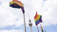 Regenbogenfahnen mit Berliner Fernsehturm
