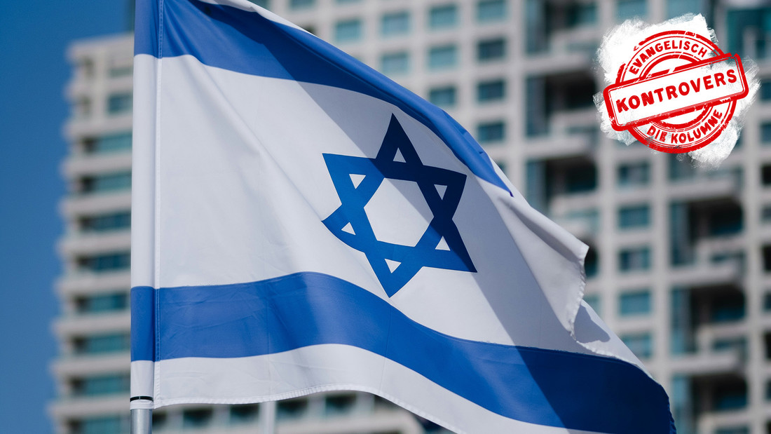 Israelische Flagge mit den Farben Blau und Weiß mit einem Davidstern in der Mitte.