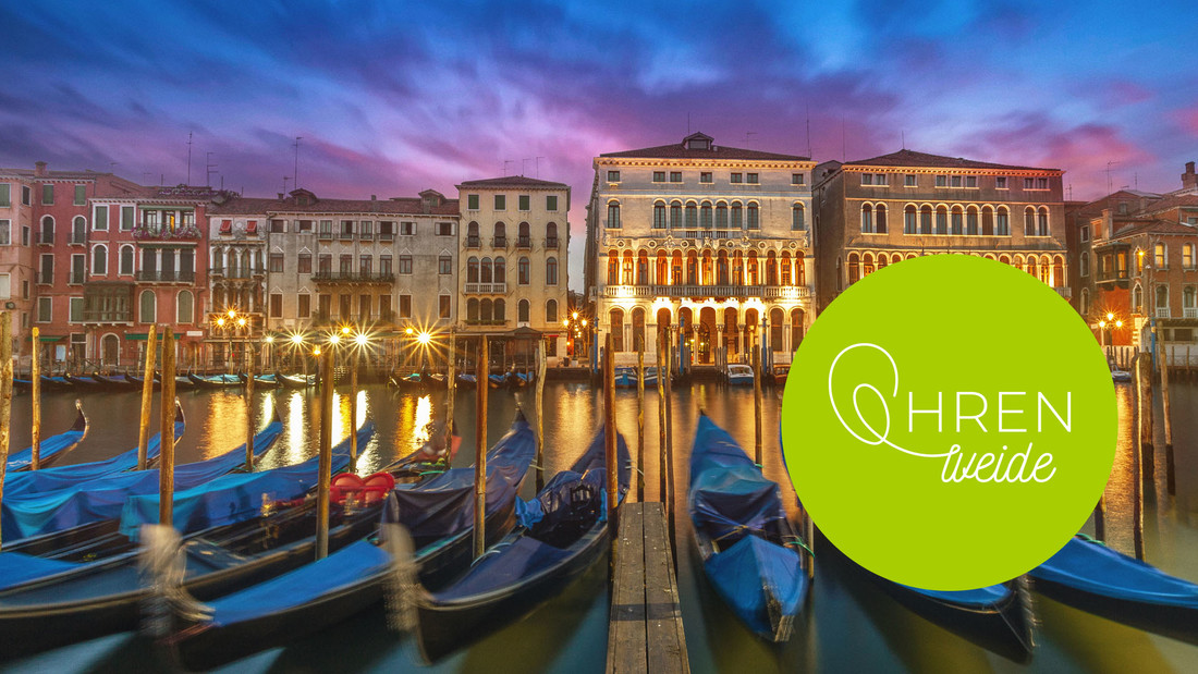 Der Canale Grande in Venedig mit Gondeln und Palästen in Abendstimmung