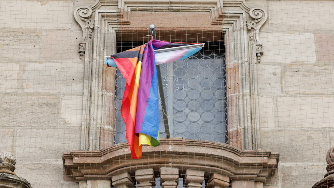 Regenbogenflagge hängt über dem Eingang der Nürnberger Kirche St. Egidien. 
