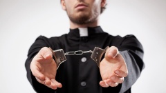 Forderung nach konsequenter strafrechtlicher Verfolgung der sexuellen Übergriffe von Kirchenvertretern.
