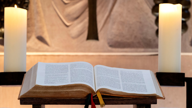 Bibel auf dem Altar