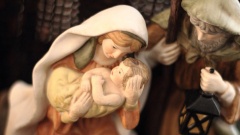 Maria hält den frisch geborenen Jesus liebevoll im Arm