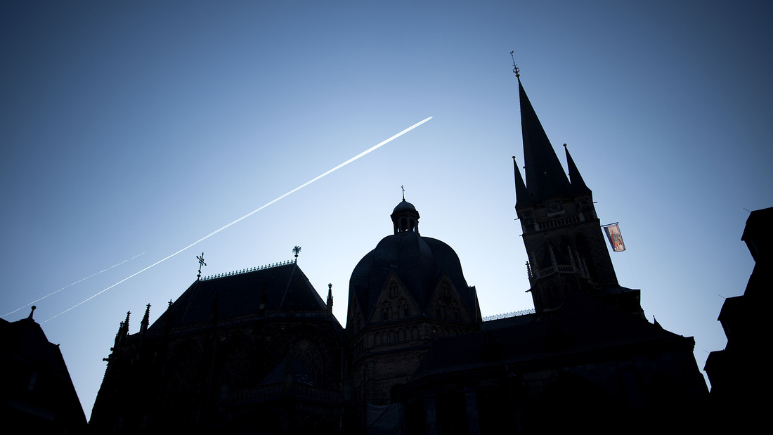 Silhouetten des Aachener Doms vor blauem Himmel