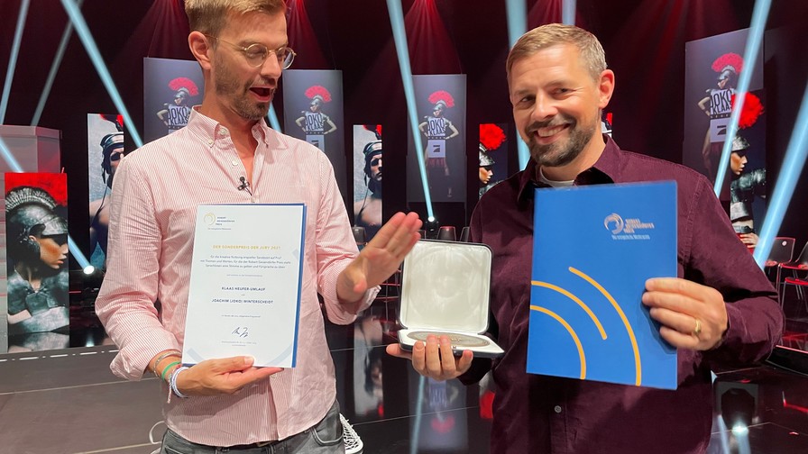 Freude bei der Überreichung in den Bavaria Studio in München