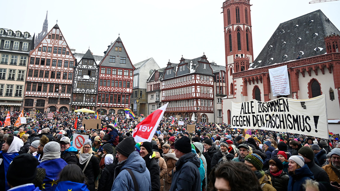 Menschenmassen bei einer Demonstration gegen rechts auf dem Roemerberg in Frankfurt am Main