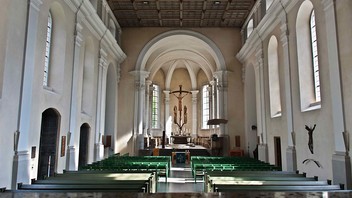 Kircheninnenraum mit Blick auf den Altar