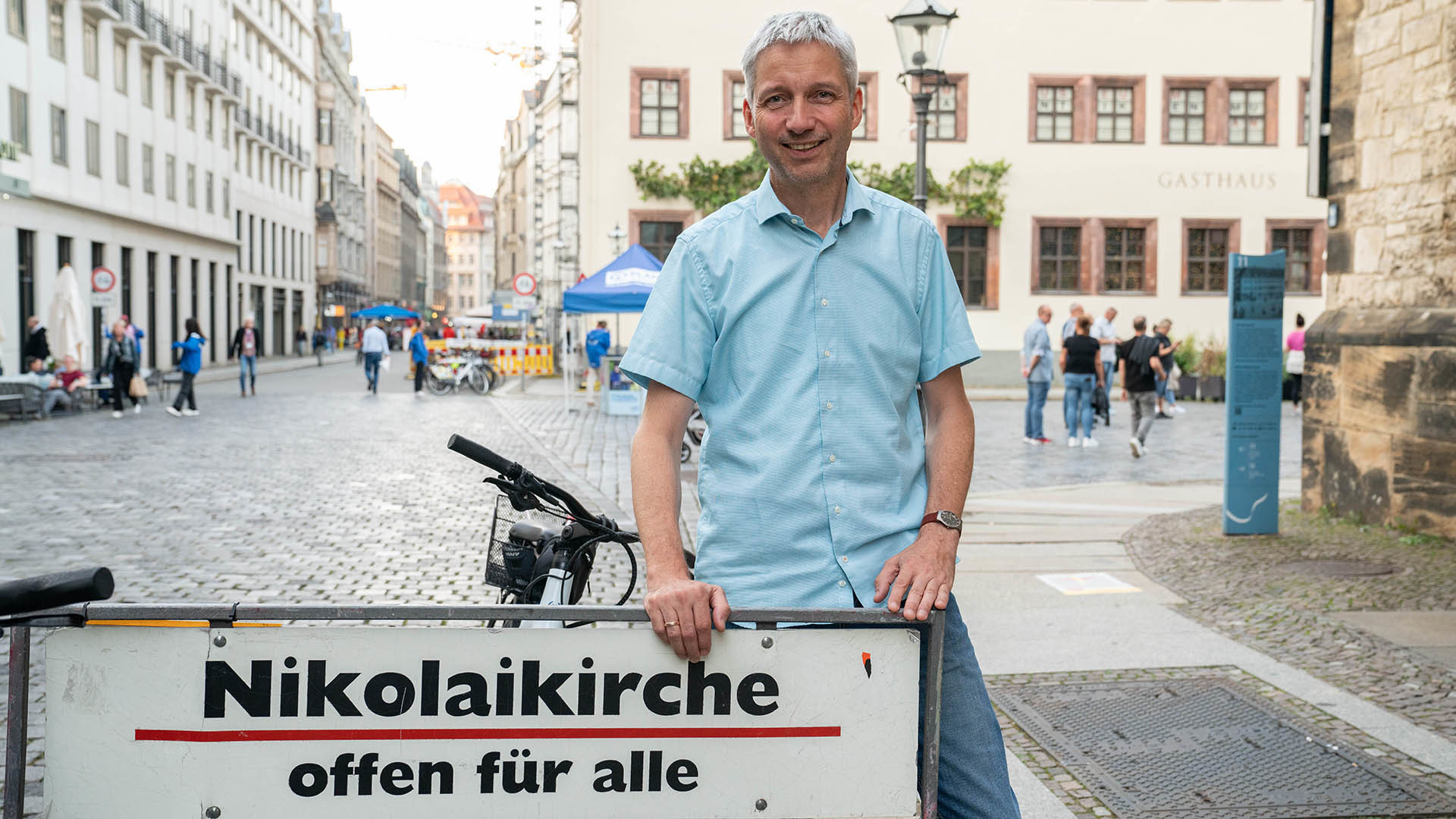 Portrait 2024 vor der Leipziger Nikolaikirche