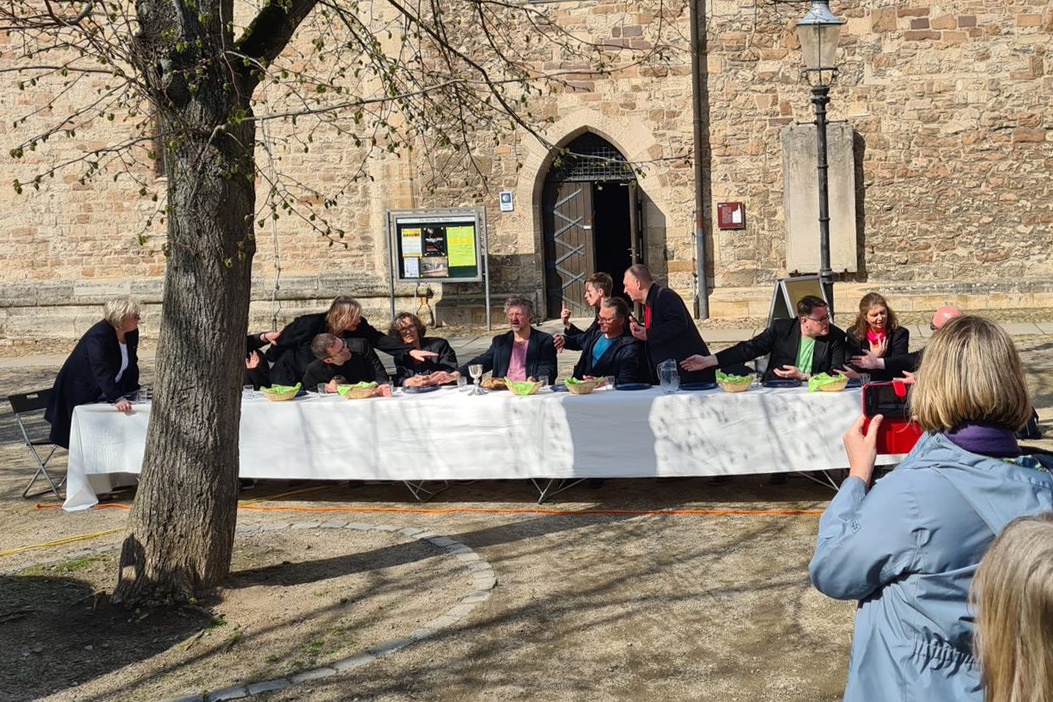 Darstellende wie versteinert am Tisch