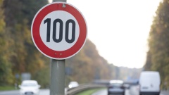 Verkehrsschild 100 km/h zur Geschwindigkeitsbegrenzung