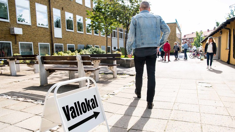 Bürger in der schwedische Stadt Helsingborg am 18.9.2018 auf dem Weg ins Wahllokal 