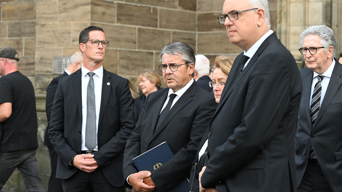 Sigmar Gabriel und Andreas Bovenschulte nach der Trauerfeier für Willi Lemke 