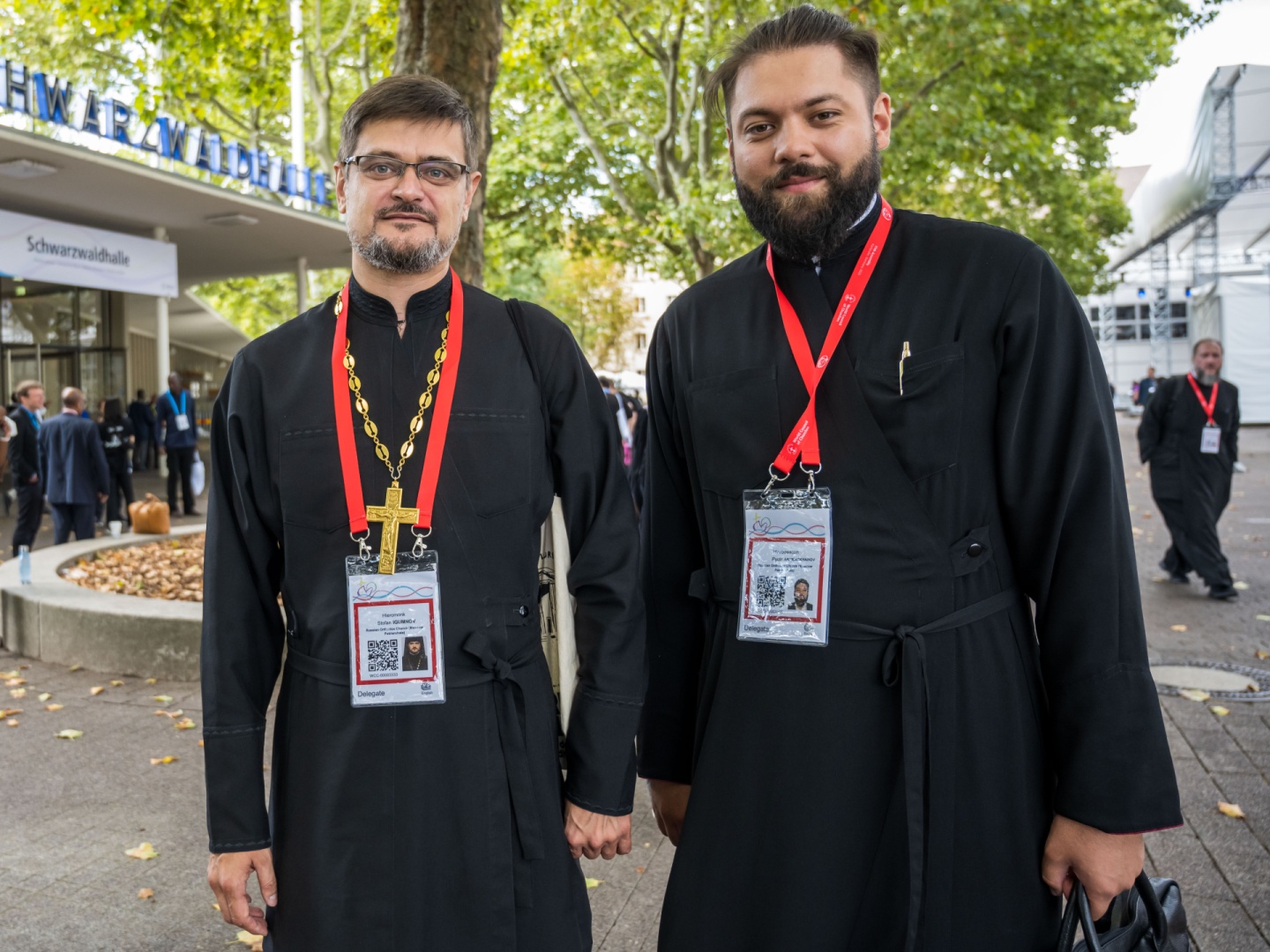 Zwei russisch-orthodoxe Delegierte Hieromonk Stefan Igumnov (links) und Hierodeacon Pyotr Akhmathkanov