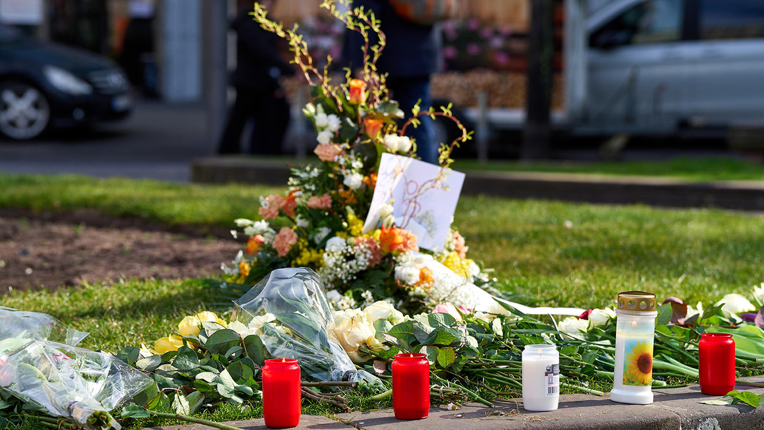 Mit Blumen und Grabkerzen gedenken Menschen der Opfer der Todesfahrt vom 3. März 2025 am Mannheimer Paradeplatz.