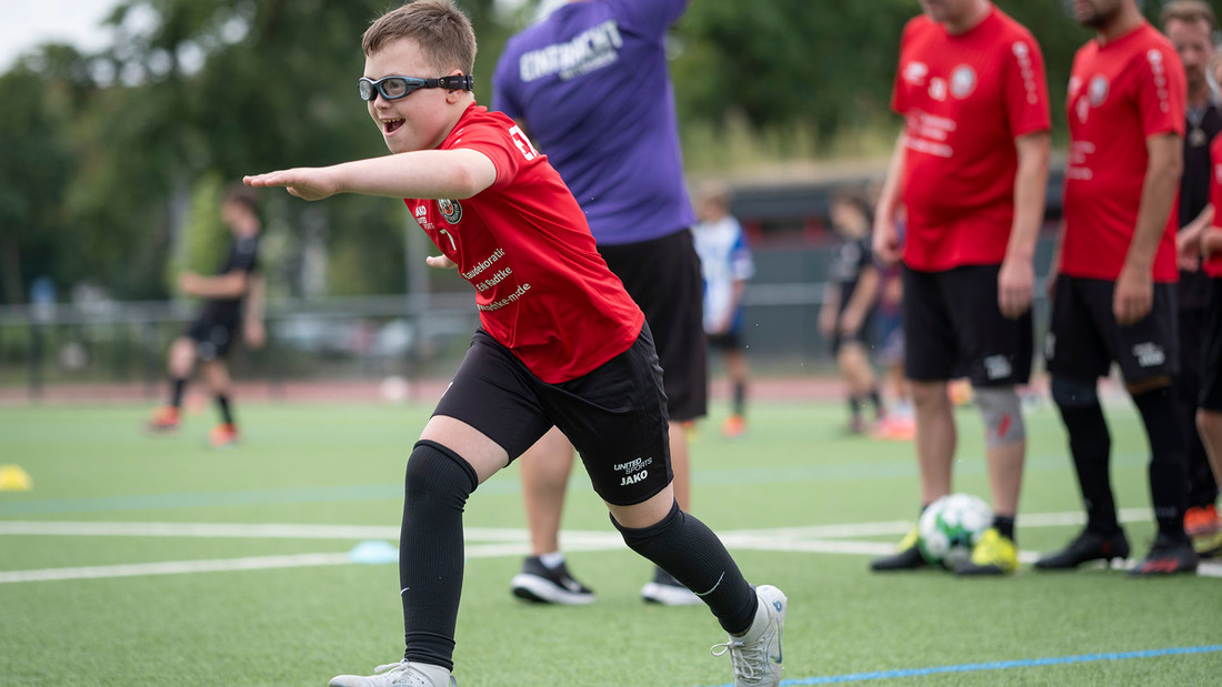 Inklusionsmannschaft der Eintracht Hattersheim beim Fußballtraining auf dem Sportplatz in Hattersheim