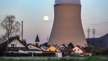 Wasserdampf steigt aus dem Kühltum des Kernkraftwerks Isar 2 auf. Laut Atomgesetz soll das Kraftwerk am 15. April endgültig abgeschaltet werden