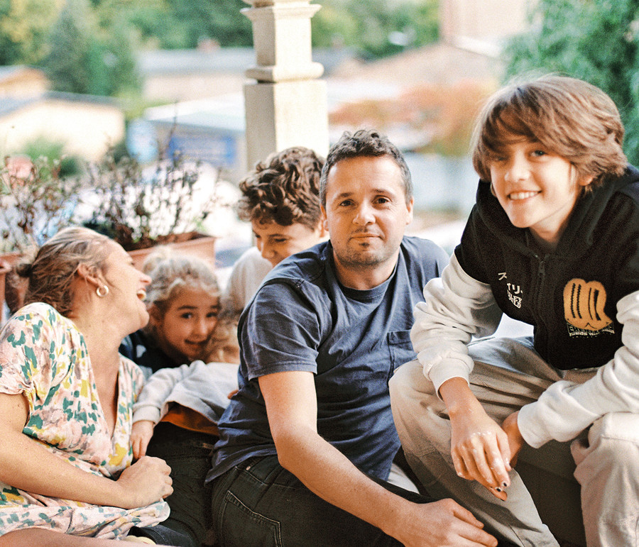 Marie und Felix beim Rumalbern mit den Kindern (v. l.): David, Luis, Benjamin und Leon