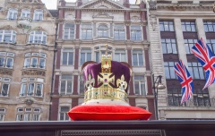 Eine Nachbildung der Edwardskrone ziert eine Bushaltestelle in der Oxford Street vor den Feierlichkeiten zur Krönung. 