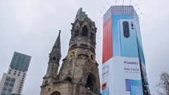 Die Berliner Kaiser-Wilhelm-Gedaechtniskirche dient als Werbefläche für denchinesischen Technologiekonzern Huawei.