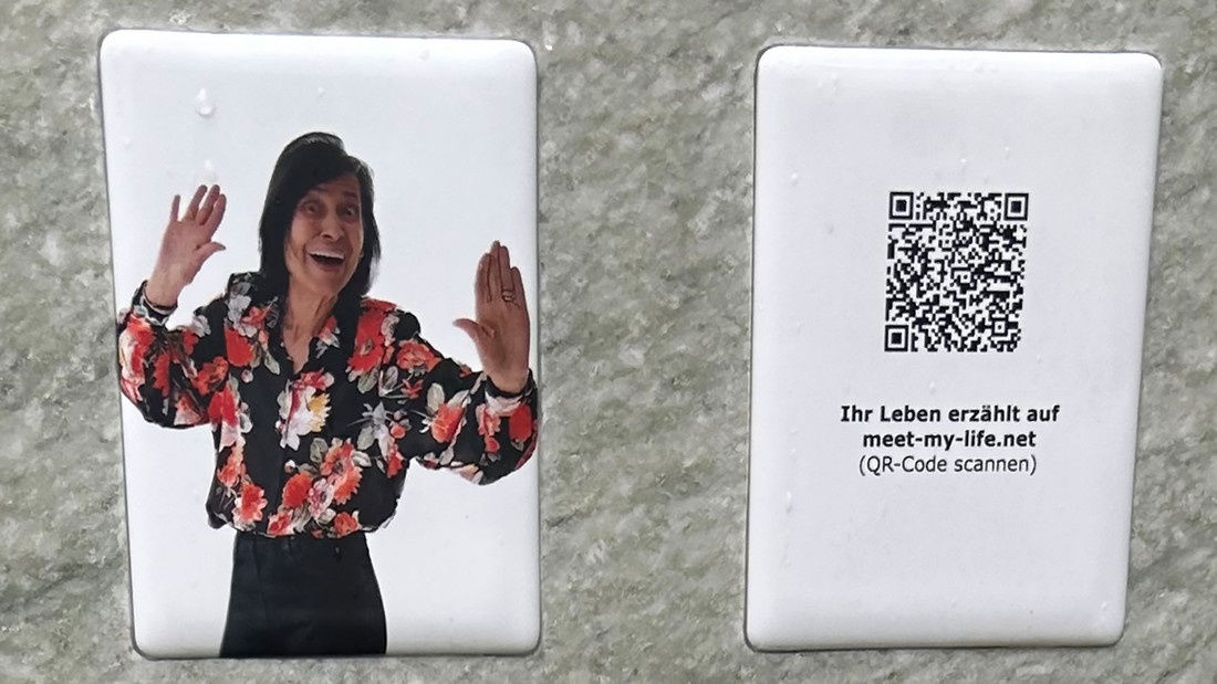 Ein Foto und ein QR-Foto auf einem Grabstein.