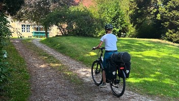 Nora Steen auf dem Fahrrad