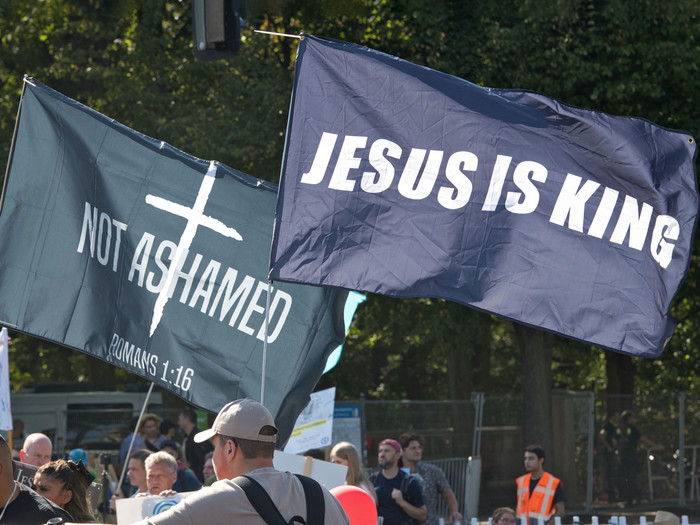 Bei der Demonstration "Marsch für das Leben" am 21.09.2024 von Abtreibungsgegnern zeigen Teilnehmer Fahnen, Berlin 