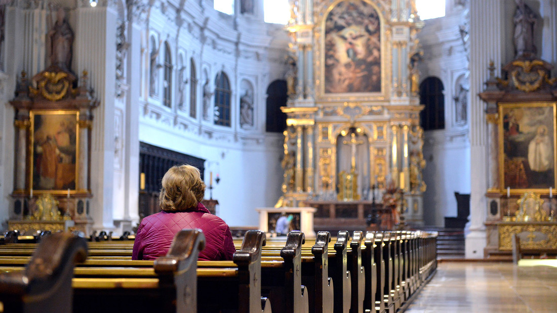 Betende in der katholischen Jesuitenkirche St. Michael in der Münchener Innenstadt.