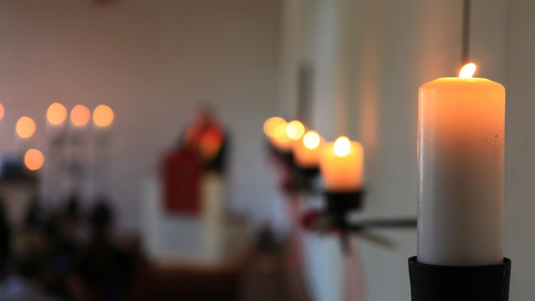 Gottesdienst nachts mit Kerzen