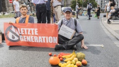 Teilnehmer der Bewegung "Letzte Generation" demonstrieren mit einer Sitzblockade auf der Straße für schärfere Maßnahmen gegen den Klimawandel