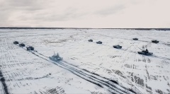 Auf diesem Videostandbild fahren russische und belarussische Panzer während gemeinsamer militärischer Übungen Anfang Februar auf dem Schießplatz von Brestsky.