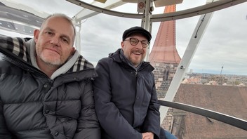 Pfarrer Hannes Schott und Riesenradbetreiber Robert Scheidacher in der Gondel hoch über der Nürnberger Jakobskirche.