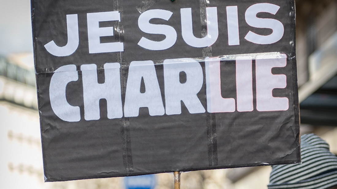 Plakat mit Schrift "Je suis Charlie"