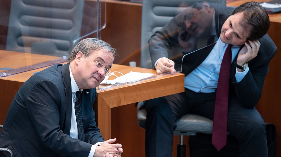 Armin Laschet (l, CDU), Ministerpräsident von Nordrhein-Westfalen, unterhält sich während einer Sitzung des Landtags mit Nathanael Liminski 