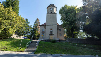 Blick auf die ausgebrannte Stadtkirche in Großröhrsdorf.