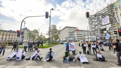 Klimaaktivisten blockieren eine Straße