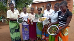 Frauen aus einem Projekt der Welthungerhilfe im Dorf Gunda (Malawi) präsentieren Lebensmittel