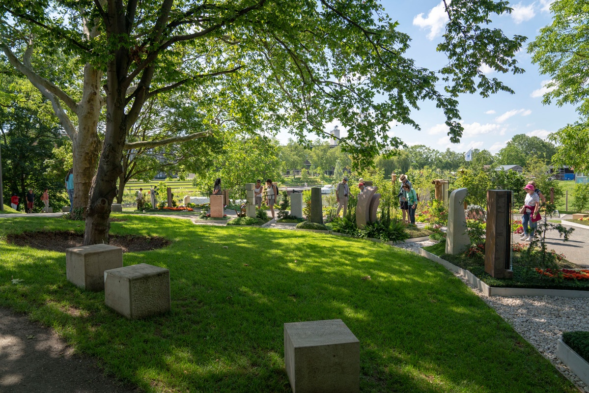 Grabsteine auf dem Gräberfeld der Bundesgartenschau Heilbronn