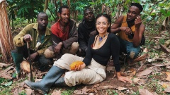 Lydia Amenyaglo bei der ersten Kakaoernte auf ihrer Farm in Ghana