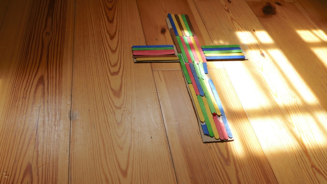 Kreuz auf Holzboden