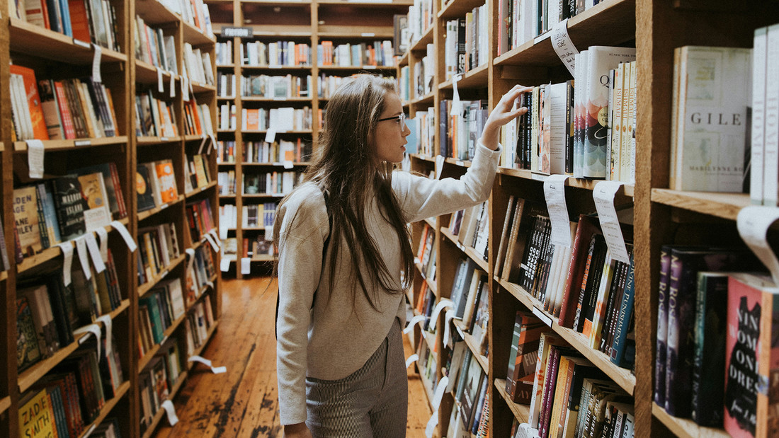 Junge Frau im Buchladen