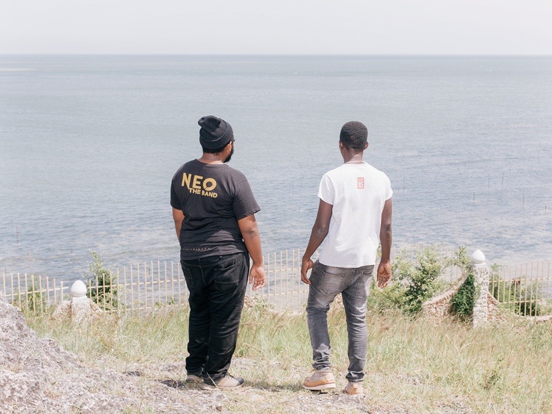 Zwei Programmierer blicken auf die Stelle, an der das Unterseekabel das Festland in Mombasa erreicht.