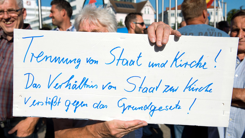 Anhänger der Partei AfD - Alternative für Deutschland demonstrieren am 20. Juni 2016 in Rostock auf einer Wahlkampfveranstaltung