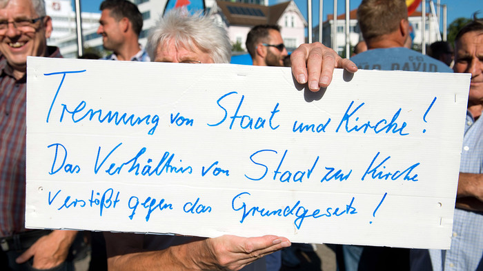 Anhänger der Partei AfD - Alternative für Deutschland demonstrieren am 20. Juni 2016 in Rostock auf einer Wahlkampfveranstaltung