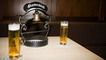 Stammtisch Schild mit zwei Bierchen