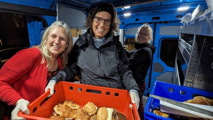 "Das Hilfesystem ist voll, die Warteschlangen sind dicht": Sonja Norgall (links) vom Hamburger Mitternachtsbus hat alle Hände voll zu tun