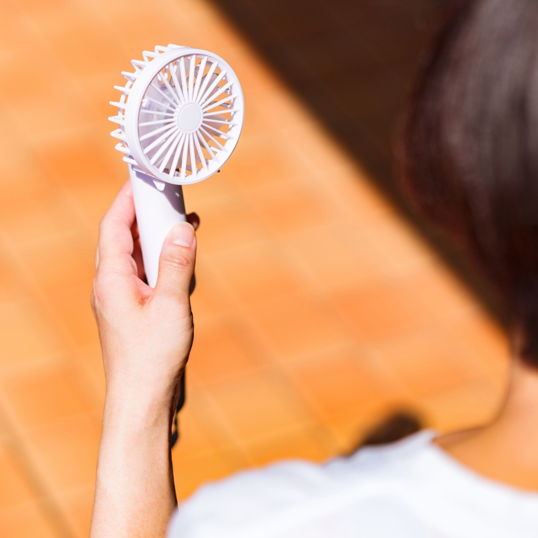 Frau mit Ventilator