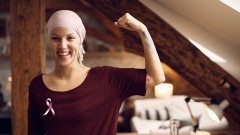 Krebskranke Frau mit rosa Brustkrebs Schleife