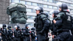 Polizisten sichern eine Demonstration der rechten Szene vor dem Karl-Marx-Denkmal. 